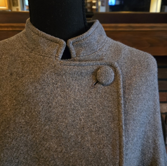 Cape - Picture 2 of 6